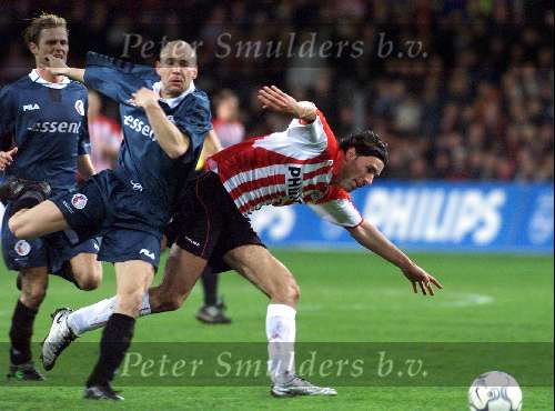 Eindhoven 31 maart 2001
PSV- fc Twente 2-1
Ruud v Nistelrooy in duel met Sjaak Polak
