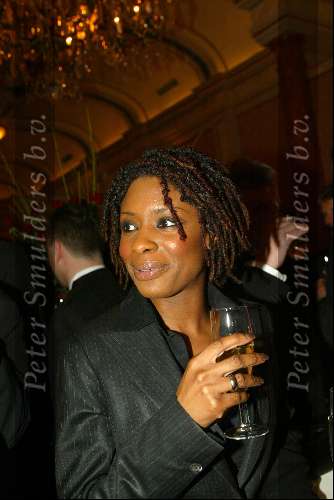 Amsterdam 8 april 2003
Premiere Johnny English. feest in hotel l\\\'europe
silvana simons met een glaasje champagne