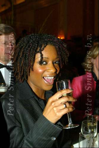Amsterdam 8 april 2003
Premiere Johnny English. feest in hotel l\\\'europe
silvana simons met een glaasje champagne