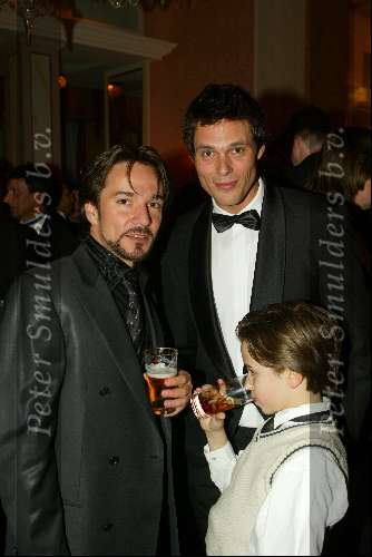 Amsterdam 8 april 2003
Premiere Johnny English. feest in hotel l\\\'europe
spiros met zoontje en kenan raven