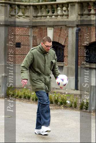 Amsterdam 11 april 2003
Theo Maassen voetballen in vondelpark