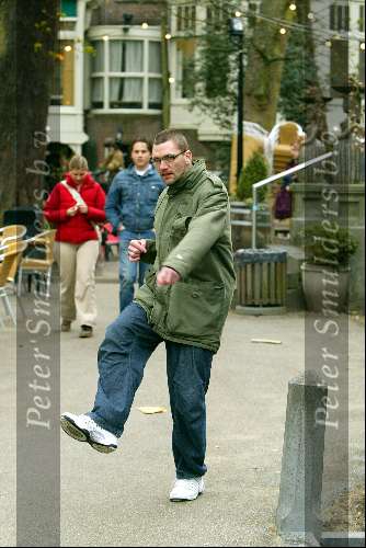 Amsterdam 11 april 2003
Theo Maassen voetballen in vondelpark