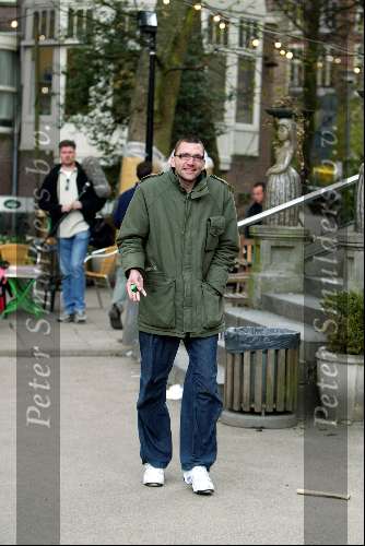 Amsterdam 11 april 2003
Theo Maassen voetballen in vondelpark