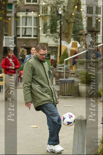 Amsterdam 11 april 2003
Theo Maassen voetballen in vondelpark