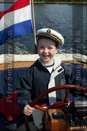 Tom v Tuijl als schipper op de sloep \\\