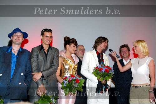 Amsterdam 16 april 2003
premiere van god los
angela schijf met egbert jan weeber en bridget maasland