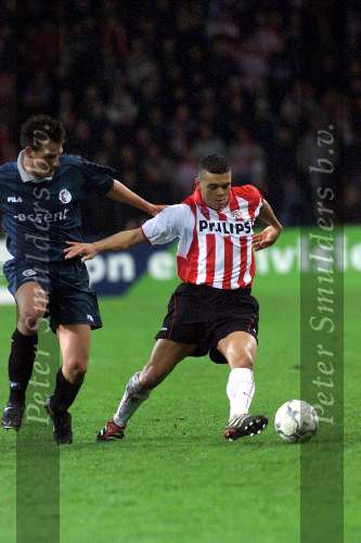 Eindhoven 31 maart 2001
PSV- fc Twente 2-1
Wilfred Bouma in duel met Jan Vennegoor of Hesselink