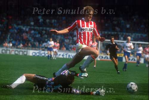 Wim kieft passeert Joop hiele