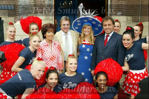 Rotterdam 13 april 2004
Presentatie cd Lee Towers in Hotel New York.
Lee Towers en Laura Huizer met miss Princess en Aad Ouborg