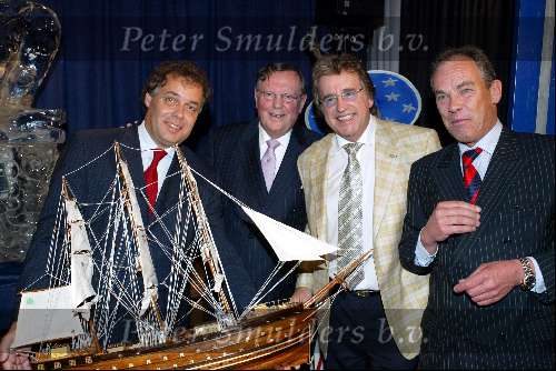 Rotterdam 13 april 2004
Presentatie cd Lee Towers in Hotel New York.
Lee Towers met Aad Ouborg en Tom Westermeijer