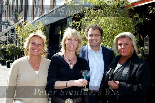 Amsterdam 28 april 2004
Presentatie cd Robert Halewijn bij En Pluche  . 
Aad Ouborg met Dorien Els en Petra Ouborg  
Peter Smulders bv