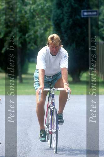 Eindhoven Seizoen 19931994
Aad de Mos na zijn ontslag bij PSV op de racefiets