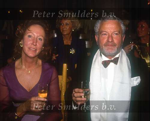 Abraham Moszkowicz met een glaasje champagne
1995