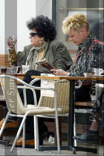 Amsterdam 15 april 2004
Ad Visser met vrouw op terras in Amsterdam