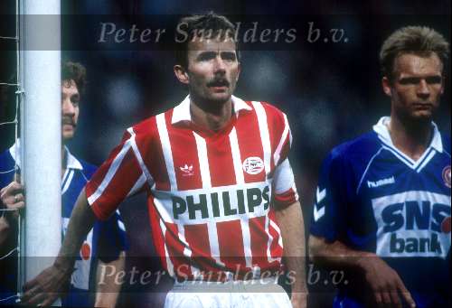 Adri v Tiggelen in duel voor PSV 1994 tegen FC Twente