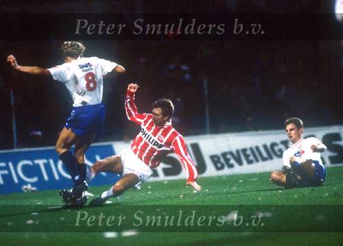 Adri v Tiggelen in duel voor PSV 1994 tegen FC Twente rechts op de grond Ronald de boer
