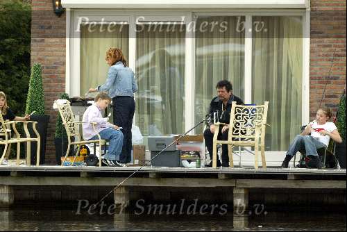 Vinkeveen 16 april 2004
Andre Hazes met Rachel Andre en Roxanne vissen in Vinkeveen.
Barbeque