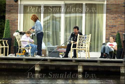Vinkeveen 16 april 2004
Andre Hazes met Rachel Andre en Roxanne vissen in Vinkeveen.