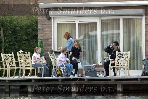 Vinkeveen 16 april 2004
Andre Hazes met Rachel Andre en Roxanne vissen in Vinkeveen.
Met blikje Heineken Bier