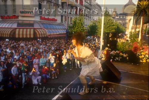Antwerpen 9 mei 1987
Reportage over eendag de Dolly Dots, via Schiphol Oost-Antwerpen-Schiphol-Laren ( Groningen)
Angela Groothuizen optreden op \\\