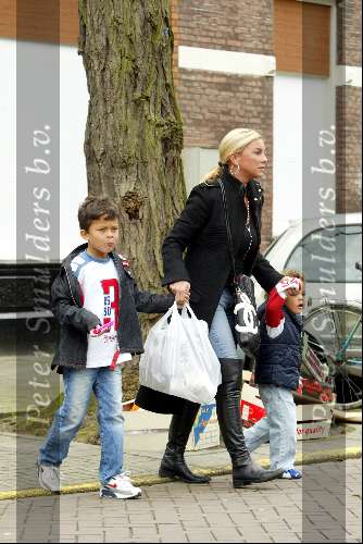 Amsterdam 10 april 2004
Angela Kluivert met kinderen  op Cornelis Schuytstraat