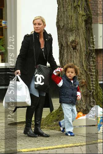 Amsterdam 10 april 2004
Angela Kluivert met kinderen  op Cornelis Schuytstraat