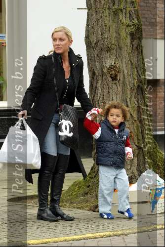 Amsterdam 10 april 2004
Angela Kluivert met kinderen  op Cornelis Schuytstraat