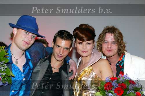 Amsterdam 16 april 2003
premiere van god los
angela schijf met egbert jan weeber en tygo gernandt