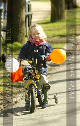 Amsterdam 12 april 2004
Prins Maurits Prinses Marilene Lucas en Anna in het Vondelpark. 1e stapjes van Lucas v Vollenhoven