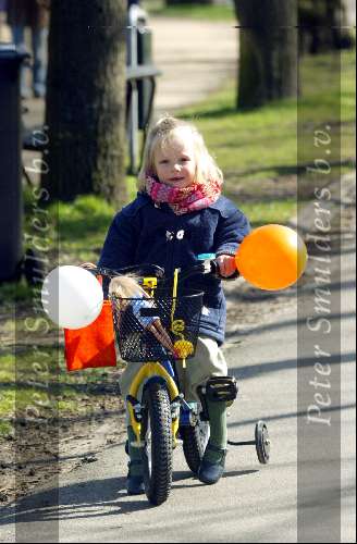Amsterdam 12 april 2004
Prins Maurits Prinses Marilene Lucas en Anna in het Vondelpark. 1e stapjes van Lucas v Vollenhoven