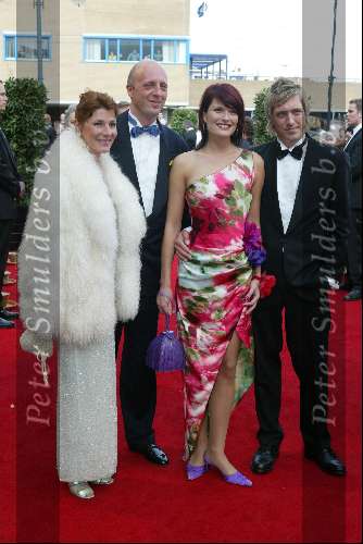 Scheveningen 4 april 2004
Premiere Lion King in Kurhaus.
Haye v d Heyden met vrouw en Anouk v Nes