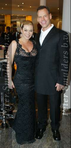 Scheveningen 4 april 2004
Premiere Lion King in Kurhaus.
Antje Monteiro met man
