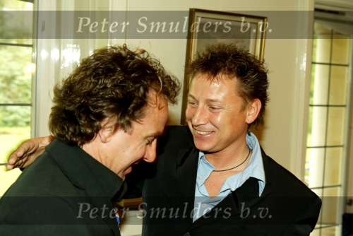 Blaricum 29 april 2004
Marco Borsato krijgt Koninklijke onderscheiding. Marco Met zijn broer Armando Borsato