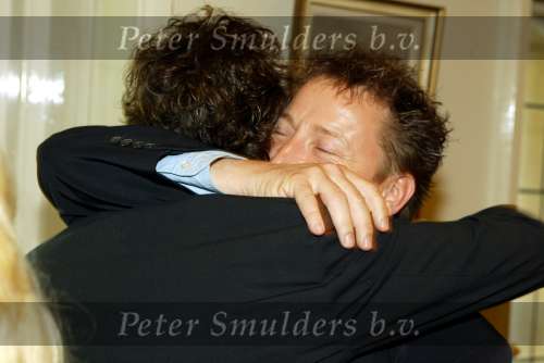 Blaricum 29 april 2004
Marco Borsato krijgt Koninklijke onderscheiding. Marco Met zijn broer Armando Borsato