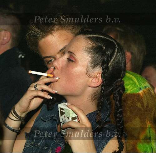 Amsterdam 16 april 2003
premiere van god los.
Aukje v Ginneken met een sigaret rokend en met Jim Idols