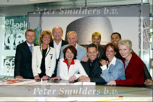 Amsterdam 21 april 2004
Presentatie nieuwe Joop v d Ende Theater in Amsterdam.
Joop  d Ende met Bastiaan Ragas, Simone Kleinsma, Henk Poort Maaike Widdershoven, Danny de Munck, Doris Baten en...
