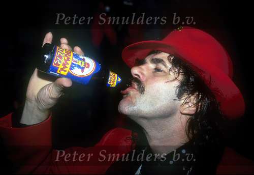 Bennie jolink met een fles Normaal bier 1996