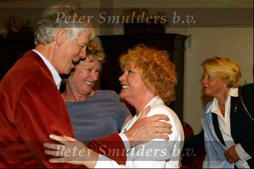 Soestduinen 26 april 2003
connie vink krijgt koninklijke onderscheiding
martine Bijl en berend boudewijn