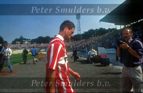 Berry v Aerle spelend voor PSV in de oude goffert (NEC Nijmegen )
rechts fotograaf Hans Heus
