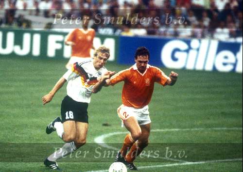 1990 Nederland Duitsland 1-2 
Weredkampioenschappen voetbal Italie
Berry v Aerle in duel met Jurgen Klinsmann