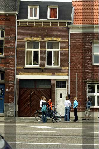 Venlo 28 April 2004
De gehele dag fans bij het huis van Boris Idols