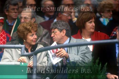 Bram Peper en Neelie Kroes tijdens een wedstrijd bij Feyenoord op de tribune