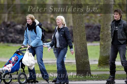 Amsterdam 10 april 2004
Bridget Maasland met nichtjes in vondelpark