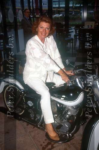 Bruni Heinke op een classic motor