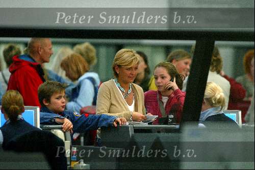 Schiphol  26 april 2003
Caroline Tensen vertrekt met dochter lotte en zoontje bob
naar turkije