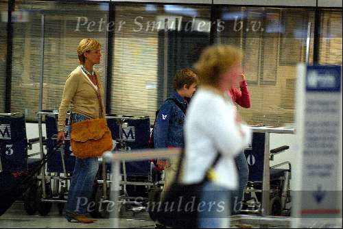 Schiphol  26 april 2003
Caroline Tensen vertrekt met dochter lotte en zoontje bob
naar turkije
