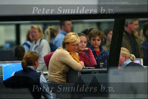 Schiphol  26 april 2003
Caroline Tensen vertrekt met dochter lotte en zoontje bob
naar turkije