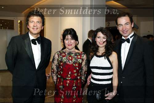 Scheveningen 4 april 2004
Premiere Lion King in Kurhaus.
Caroline de Bruijn met Erik de Vogel en Robert ten Brink met vrouw