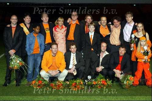 Amsterdam 19 april 2004
Premiere in Oranje in Amsterdam Arena.
cast in oranje