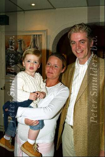 Soestduinen 26 april 2003
connie vink krijgt koninklijke onderscheiding
john van eyk met celeste verstraete  met zoontje